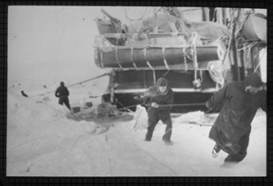 Image: Men hauling the dredge near KARLUK's stern